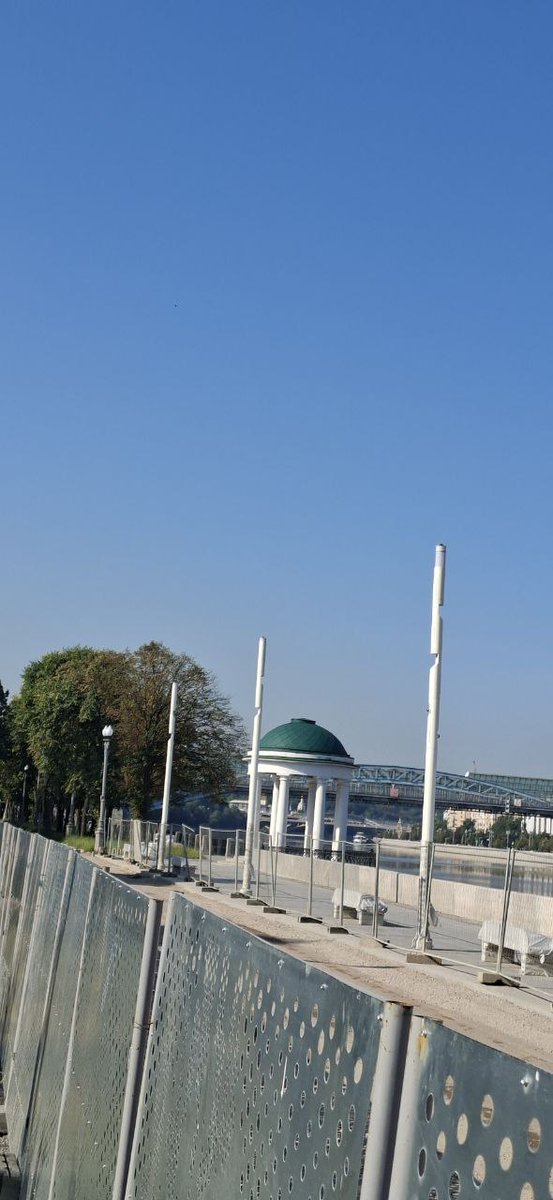 Проинспектировал с утра многострадальную Пушкинскую набережную.
-торговые павильоны выглядят не так страшно, как на рендере.
-смущают новые модные светильники, вместо классических
-на мой вопрос: откроют ли набережную к Дню города, ответили уклончиво. По всей видимости - нет.