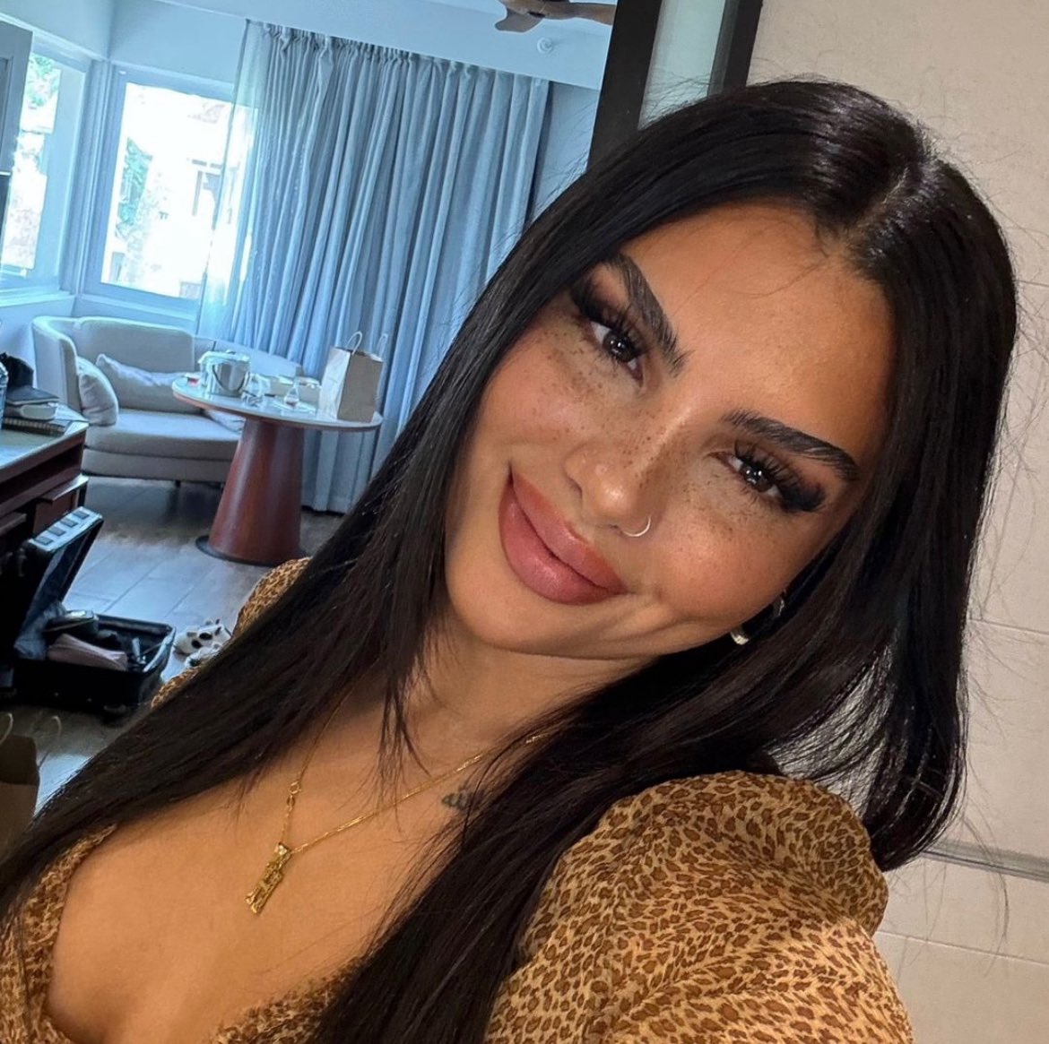 userr514's tweet image. she’s the embodiment of the word gorgeous