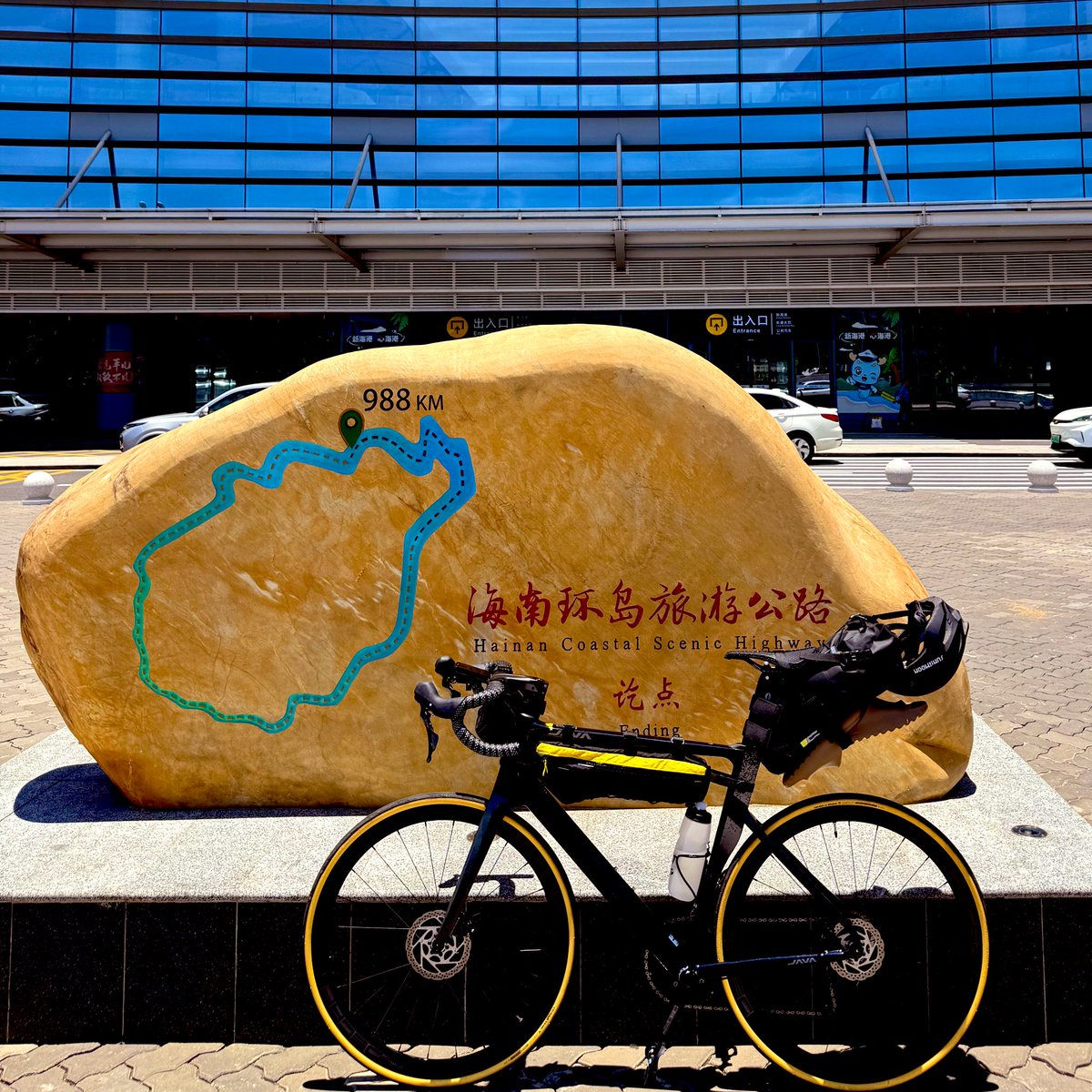 xbanboo's tweet image. 怎么让骑行更有动力呢,我想了一个方案:
1. 给自己骑车的里程定价,比如:骑 1 公里定价 10元。
2. 找一个人来出这个钱,我在某一条路线给他打广告,只要我觉得能接的都可以接。比如我去环海南岛,9880 元就可以买断我的这条线路。
3. 把这些赚来的广告费平分给关注我骑这段路程的观众。…