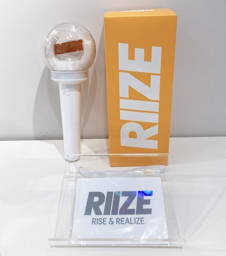 animateIS's tweet image. 🎉 #RIIZE 商品情報🎉

RIIZE さんの
公式ペンライト 絶賛販売中です🍤🧡

オレンジ色に輝くペンライトは
遠くから見るとハートに見えます！

ぜひ、ご来店の際はチェックして下さい🎶

#라이즈 #アニメイトインポートショップ池袋