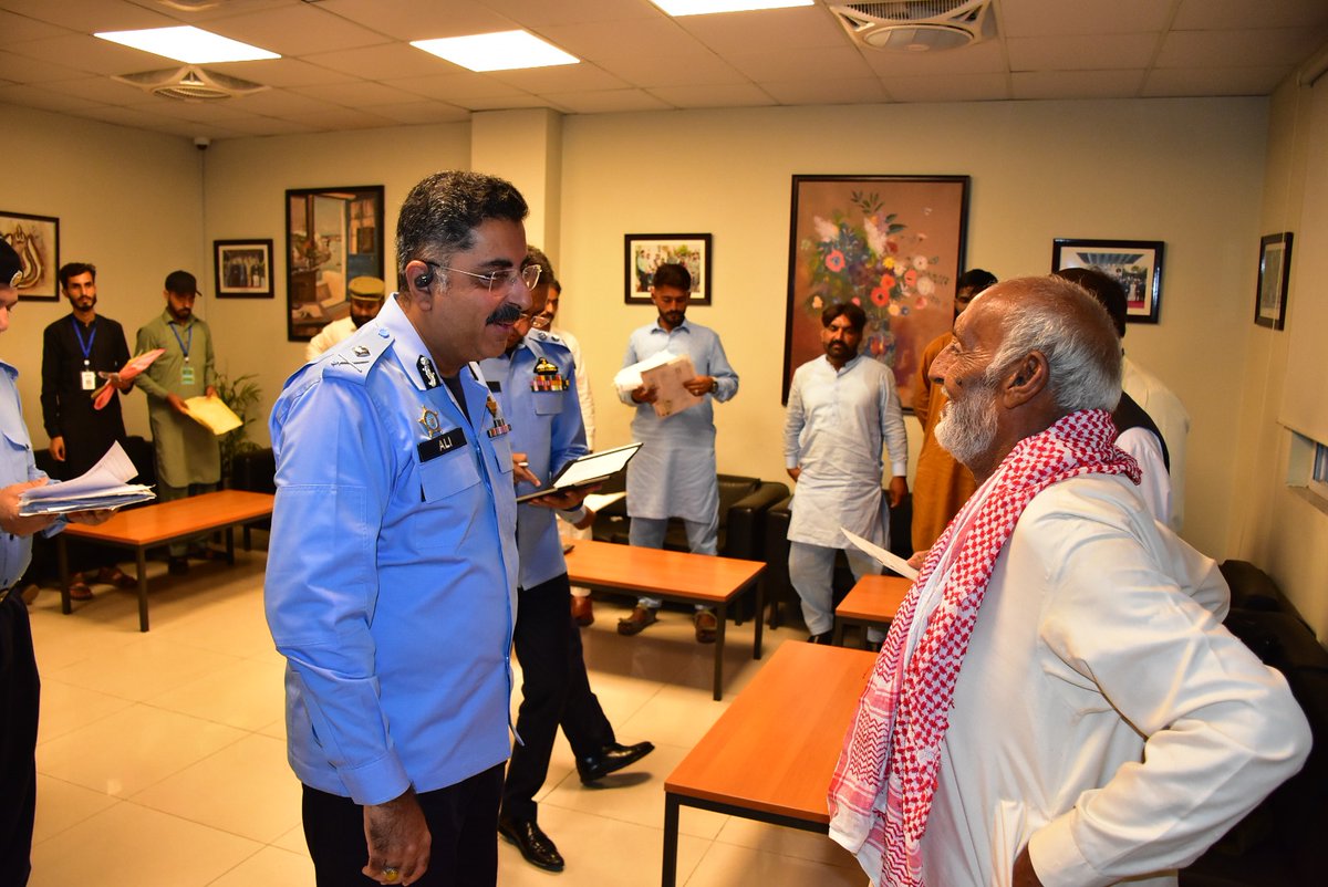 ICT_Police's tweet image. آئی جی اسلام آباد سید علی ناصر رضوی نے سنٹرل پولیس آفس اپنی شکایات کے سلسلے میں تشریف لائے شہریوں سے ملاقات کی۔
شہریوں کی شکایات کو سن کر ان کے حل کے لئے متعلقہ افسران کو موقع پر ہی احکامات جاری کئے۔
#WeRIslamabadPolice #Islamabad #AliNasir