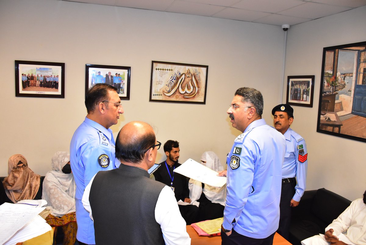 ICT_Police's tweet image. آئی جی اسلام آباد سید علی ناصر رضوی نے سنٹرل پولیس آفس اپنی شکایات کے سلسلے میں تشریف لائے شہریوں سے ملاقات کی۔
شہریوں کی شکایات کو سن کر ان کے حل کے لئے متعلقہ افسران کو موقع پر ہی احکامات جاری کئے۔
#WeRIslamabadPolice #Islamabad #AliNasir