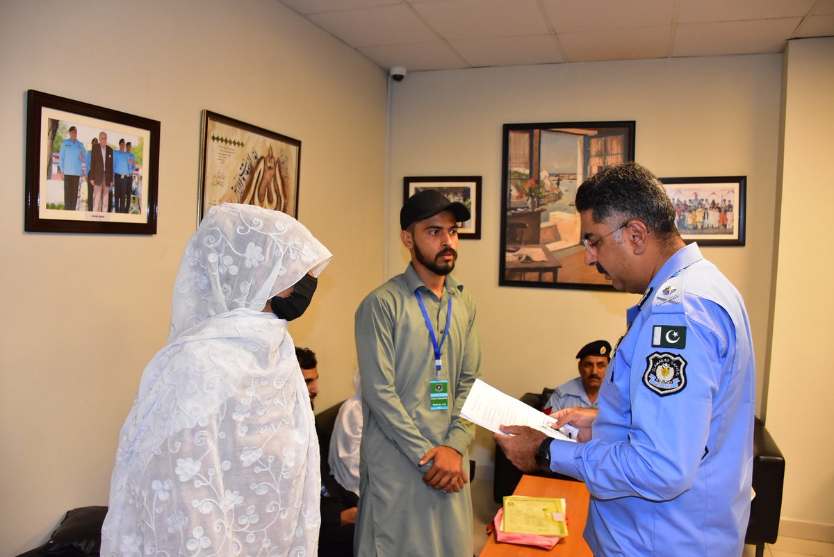 ICT_Police's tweet image. آئی جی اسلام آباد سید علی ناصر رضوی نے سنٹرل پولیس آفس اپنی شکایات کے سلسلے میں تشریف لائے شہریوں سے ملاقات کی۔
شہریوں کی شکایات کو سن کر ان کے حل کے لئے متعلقہ افسران کو موقع پر ہی احکامات جاری کئے۔
#WeRIslamabadPolice #Islamabad #AliNasir
