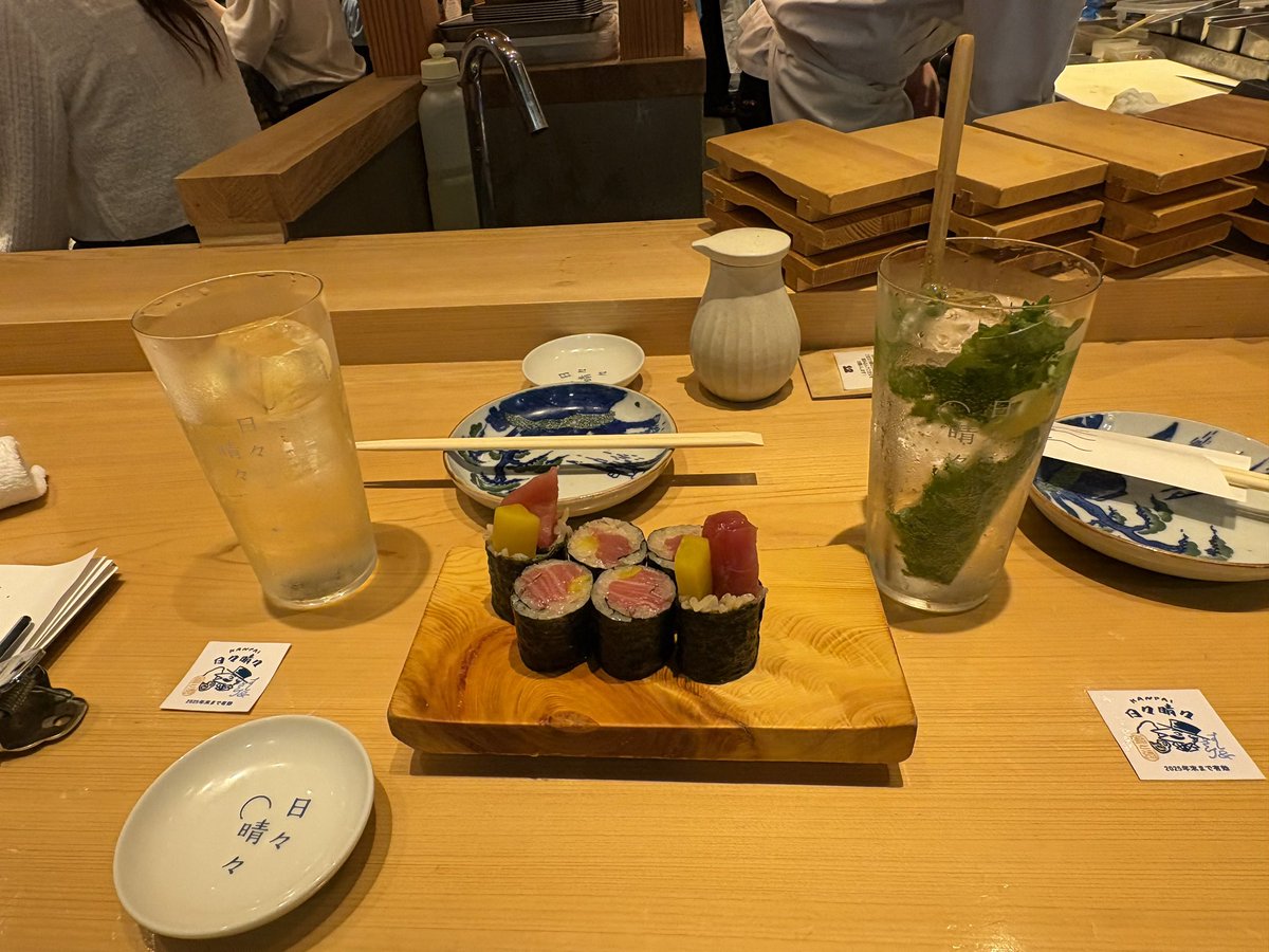 ____mri01's tweet photo. 📍新宿三丁目/日々晴々
新宿三丁目の激戦区の中にある
お酒とお魚が美味しいお店🐟
本日のおすすめを丁寧に説明してくださいました！お���司美味しかった〜😆♪♪
みかんが入ったクリームチーズと
クラッカーの相性も最高でした✨
#新宿三丁目  #グルメ好きな人と繋がりたい  #お寿司  #新宿グルメ https://t.co/d4lMzNyvAr