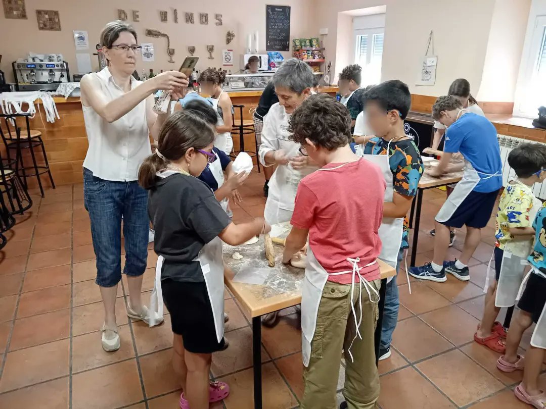 🌱 Talleres de Consumo Responsable

💡 El pasado viernes, los niños y niñas de Torres de Esgueva están descubriendo el valor de reutilizar y consumir de forma consciente.

🍞 El viernes pasado aprendimos sobre economía circular de una forma deliciosa: ¡haciendo pan con nuestras