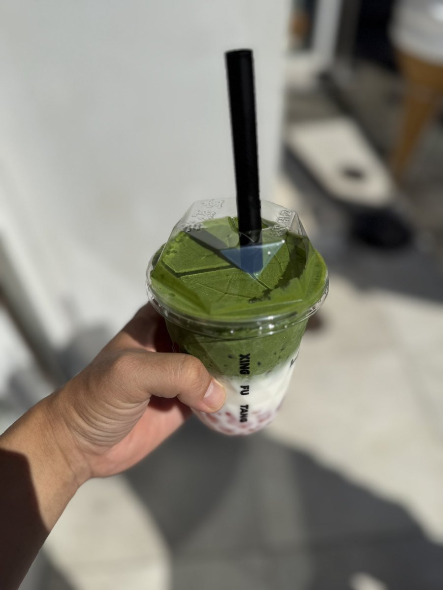 aiase's tweet image. お昼に二郎インスパイアおやつに抹茶タピオカミルクというコンボがまさかゲップをすると口の中で豚骨ラーメンの香りが出来上がるとは予想がつかず、急いでシャンディガフで上書きしてる