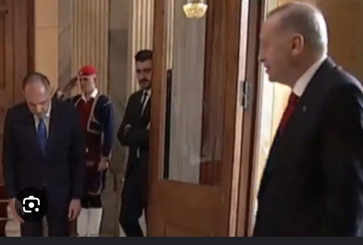 Apokis's tweet image. Ο «βιρτουόζος» της εξωτερικής πολιτικής αντιλαμβάνεται ως άγνοια των σύνθετων γεωπολιτικών προκλήσεων τον πατριωτισμό έναντι του πειρατή του διεθνούς δικαίου και ως κατανόηση την εξωτερική πολιτική της υπόκλισης, του κατευνασμού και του καρπαζοεισπράκτορα στην ευρύτερη περιοχή.