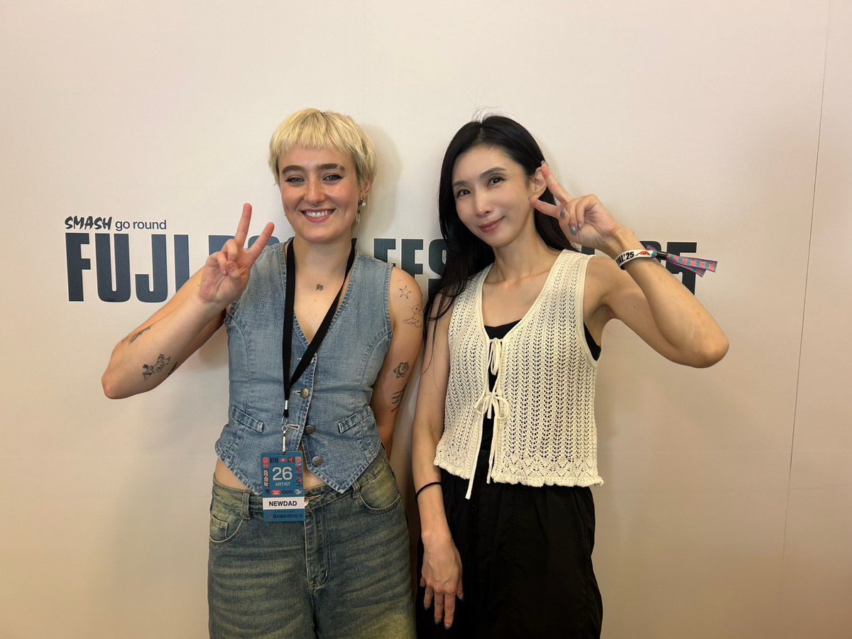 ERI1121's tweet image. そんなTHE HIVESほか
Ezra Collective
NEW DAD
James Blake
English Teacher
ROYEL OTIS

インタビュー収録しました！
OAをお楽しみにどうぞ！

(HIVESのペレはお喋りでも腹から声出てて大きかった！一方ROYEL OTISの2人はめっちゃ声小さかった！笑)

#フジロック
#fujirockfestival2025
#OVERSEAS802