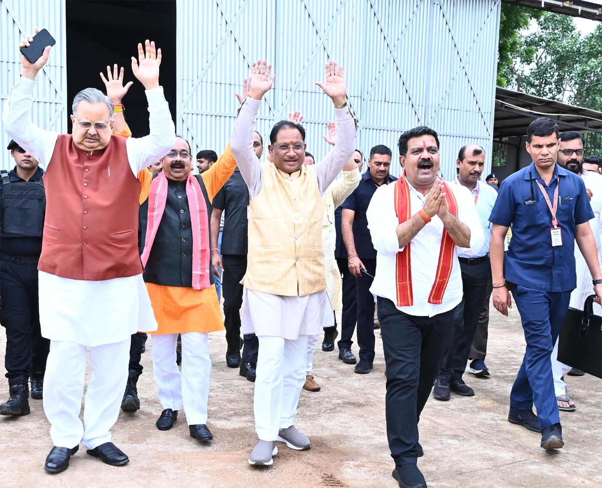 HsnewsBharat's tweet image. मुख्यमंत्री विष्णुदेव साय कांवड़ियों पर पुष्प वर्षा करने हेलीकॉप्टर से हुए रवाना
@vishnudsai #kavadyatra2025 #kawadyatra @drramansingh