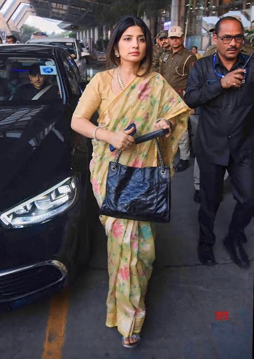 KpPatha19731260's tweet image. हमारी डिम्पल भाभी जी के बारे में अगर कोई ग़लत बोलेगा तो उसकी खाल निकाल ली जायेगी याद रहे !.@ArunKosli .@nehraji77