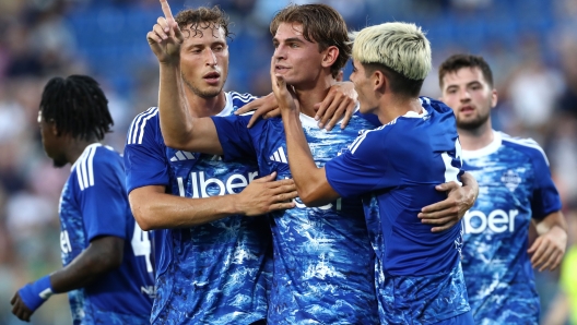 NapoliNetworkX's tweet image. Il #Como batte l'Ajax nella #ComoCup e lancia il guanto di sfida alle big del calcio italiano.
La società degli Hartono, Suwarso e #Fabregas può diventare un modello dentro e fuori dal campo. Ed una seria rivale negli anni a venire.
➡️ napolinetwork.com/editoriali/il-…
✍🏻 @fra__nce__sco