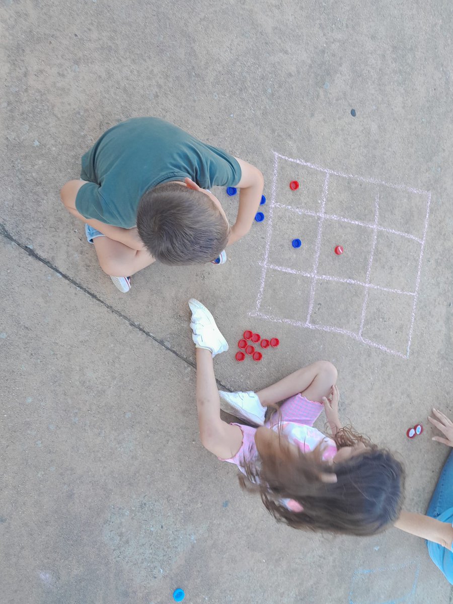 unileon's tweet image. 🎲 Juegos de toda la vida como Antón Pirulero o la gallinita ciega unen a mayores y pequeños en #GarrafedeTorío gracias a una beca Ralbar que impulsamos desde la Universidad y la @FBSabadell
‘Al corro de la tradición’, un proyecto para recuperar memoria y compartir saberes