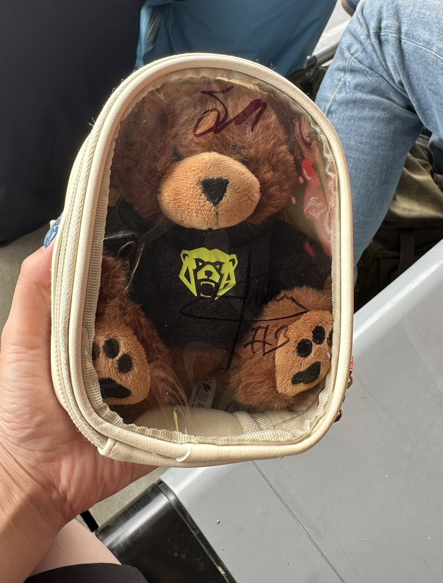 JB_LH_CS_LN's tweet image. sebasにサインをもらうときに、これを見て、ah! it&apos;s ollie!!って言うsebasがかわいかったです☺️
前日にはjuan pabloとも一緒に写真を撮ってもらえました！