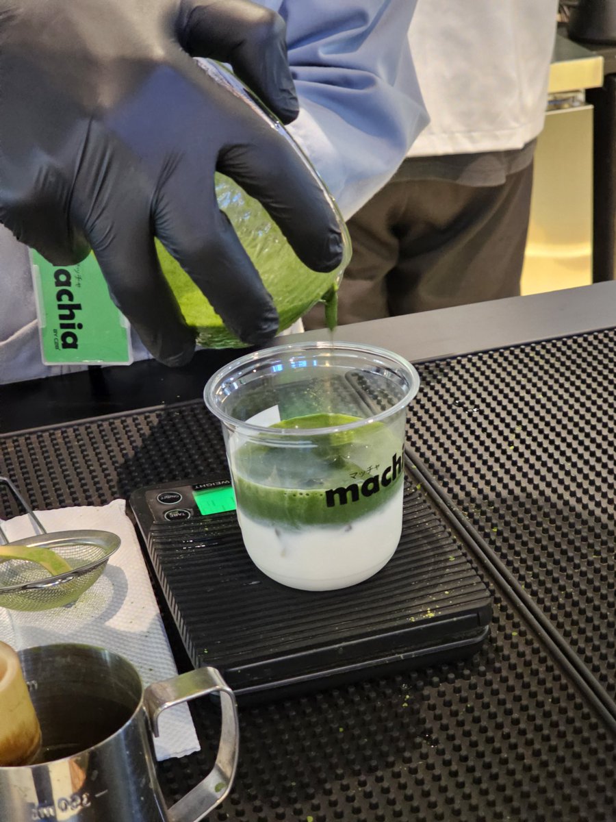 CallictusK's tweet image. Akhirnya nyobain Machia Palagan, tempetnya comfy parah aslii :D
Saya beli cloud vanilla Kyoto matcha (49k).. karakter matchanya grassy dan lumayan pahit, sedangkan vanilla foamnya manis bangett mirip eskrim Walls dan ngaduknya harus agak lama biar balance wkwk
Overall 8/10 👍👍