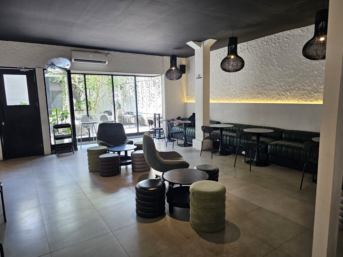 CallictusK's tweet image. Akhirnya nyobain Machia Palagan, tempetnya comfy parah aslii :D
Saya beli cloud vanilla Kyoto matcha (49k).. karakter matchanya grassy dan lumayan pahit, sedangkan vanilla foamnya manis bangett mirip eskrim Walls dan ngaduknya harus agak lama biar balance wkwk
Overall 8/10 👍👍