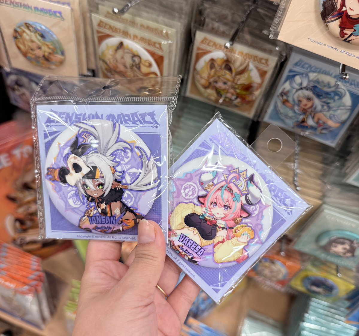 ms_dainichi's tweet image. 【コミLab.】
原神 新入荷商品のご紹介📢
✨アクリルストラップ キィニチ・シトラリ
✨ナタシリーズ缶バッジ イアンサ・ヴァレサ
✨清潔!大作戦 缶バッジ&クリアカードセット リオセスリ・ヌヴィレット
✨色紙 放浪者「六処解悟、諸相空無」・フリーナ「罪人の円舞曲Bタイプ」…