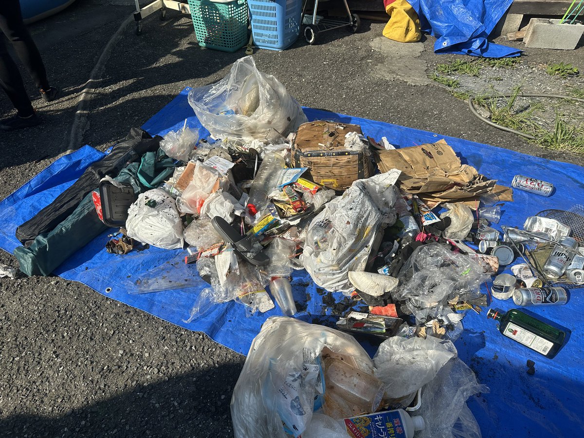 月曜多摩川リバークリーンは朝6時から動いております。今日のＴＢＳのNスタさんの取材の方と一緒に川下りをしながらゴミ拾い！本日の夕方5時45分前後の放送らしいです！ぜひご覧くださいませ⭐︎
川班と陸班に分かれて小一時間。
それでこの量！暑さで臭いがツライ😢
皆様、ナイスピックでした😊