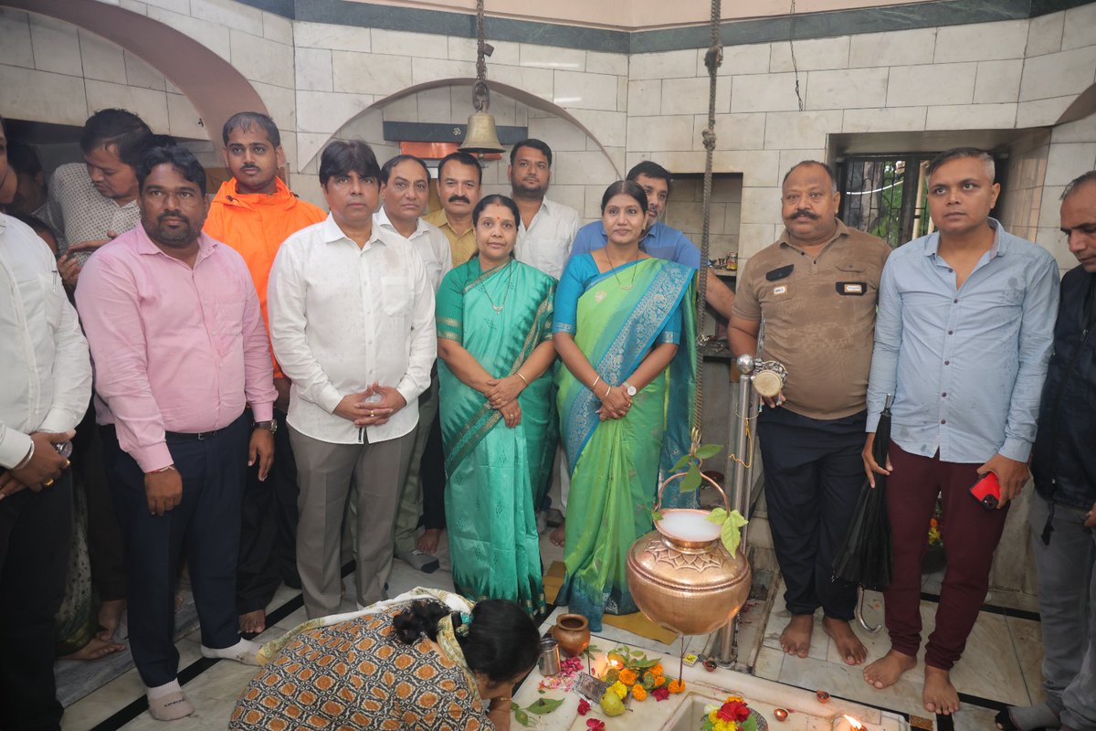 AmdavadAMC's tweet photo. અમદાવાદ શહેરમાં પ્રતિબંધિત પ્લાસ્ટિકનો ઉપયોગ અટકાવવાના હેતુથી ભીમનાથ મહાદેવ મંદિર ખાતે અમદાવાદના મેયર શ્રીમતી પ્રતિભાબેન જૈન અને કાઉન્સિલરશ્રીઓ દ્વારા કાપડની થેલીઓનું અને તુલસીના રોપાનું વિતરણ કરવામાં આવ્યું હતું.
#PlasticFreeAhmedabad #BanSingleUsePlastic #ReusableBags #ClothBagsForAll #SayNoToPlastic #GreenAhmedabad #SwachhAhmedabad #SustainableLiving #પ્લાસ્ટિકમુક્તઅમદાવાદ #કાપડનીથેલી