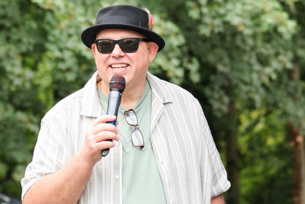 niftyukradio's tweet photo. Big Al was out in force yesterday hosting Mela in the Park at Hyde Park, Tameside – and what a turnout! 🌞
Crowds, colour, culture, cracking entertainment &amp; stalls galore. A brilliant day for the whole community 🙌
#MelaInThePark #Hyde #Tameside #NiftyUKRadio https://t.co/Qx989VByW7