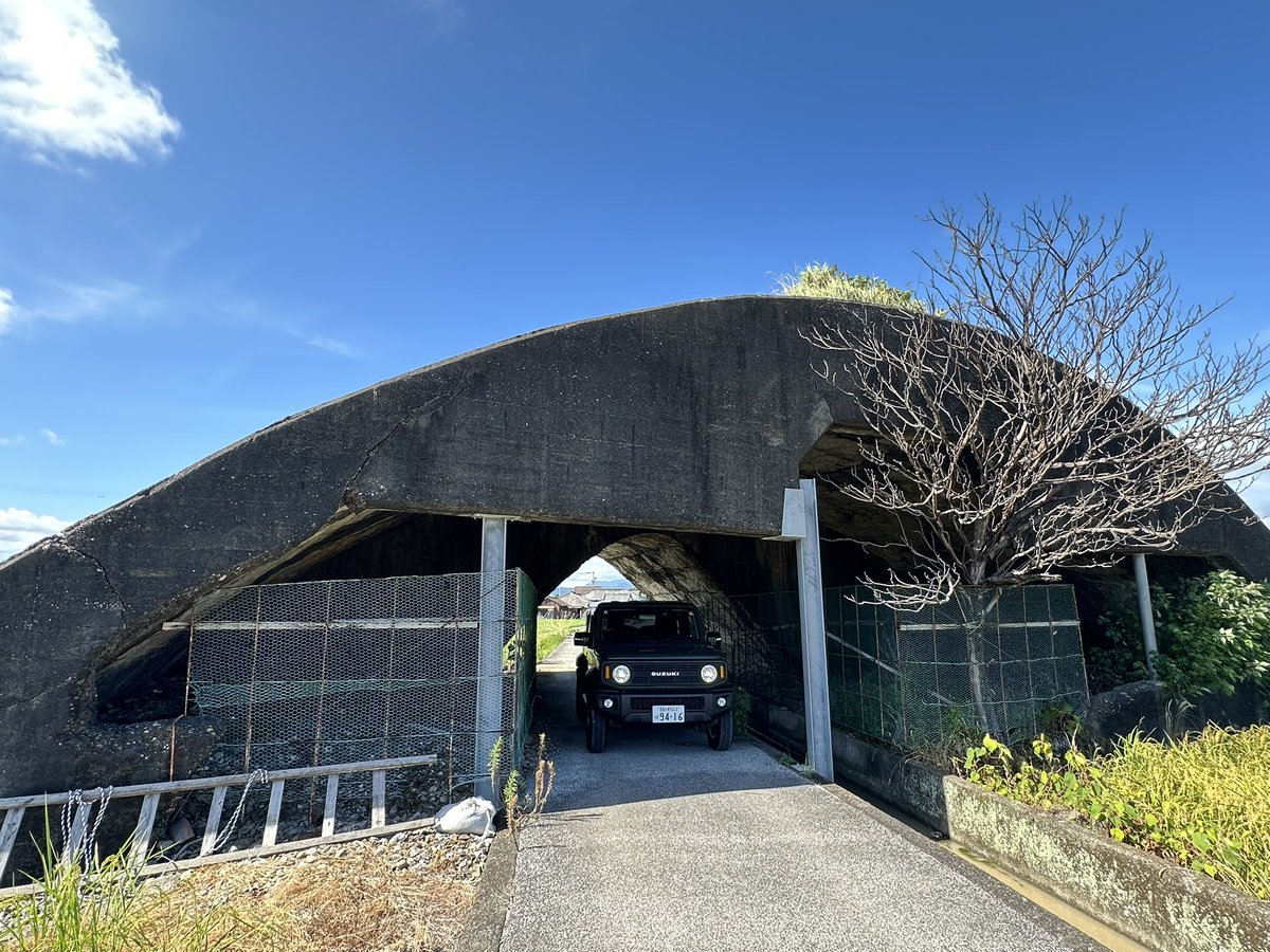 Iristquarter's tweet image. 今日は高知空港周辺の前浜掩体壕群を見る
かつての駐機場は長閑な田園風景に変わったが、破壊が困難なコンクリート造の掩体壕が今でも複数残る
公園として整備された掩体壕以外は殆どが私有地にあり入れず
なお1ヶ所だけ戦後に農道と用水路が通されたものがありこういうマネができる
