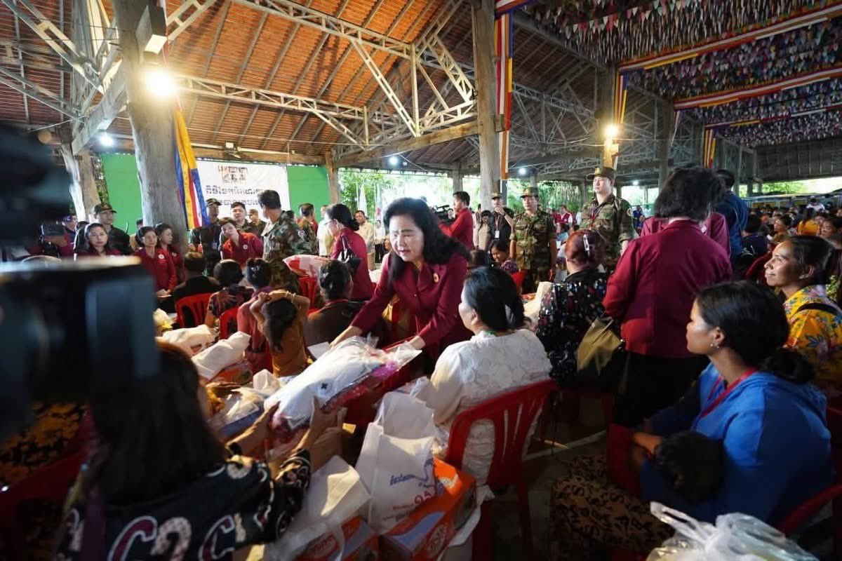 RedSkullxxx's tweet image. ไปด่าผัวมึงโน้นอีควายบุนราหี
บุญราณี ฮุนเซน ร่ำไห้กล่าวโทษไทย หลังเยี่ยมผู้อพยพชาวกัมพูชา
.
เมื่อเที่ยงวันนี้ นางบุญราณี ฮุนเซน ภริยาของนายฮุน เซน และประธานกาชาดแห่งชาติกัมพูชา ได้เดินทางไปยังวัดแห่งหนึ่งในจังหวัดพระวิหาร…
