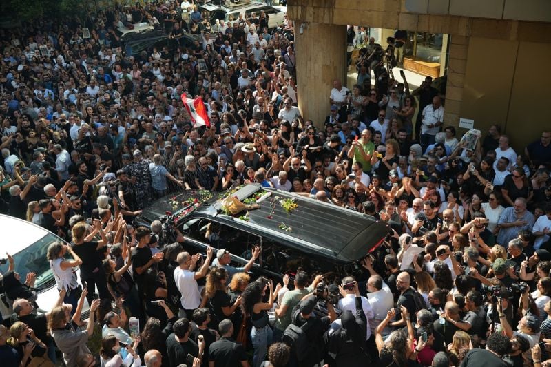Sous les applaudissements et les you-yous des personnes présentes, un corbillard est sorti des Urgences de l'hôpital Khoury, transportant le cercueil de Ziad Rahbani.

📸 #Photo Mohammad Yassine ( <a href="/moe_yassin/">mohammed yassin</a> ) / L'Orient-Le Jour