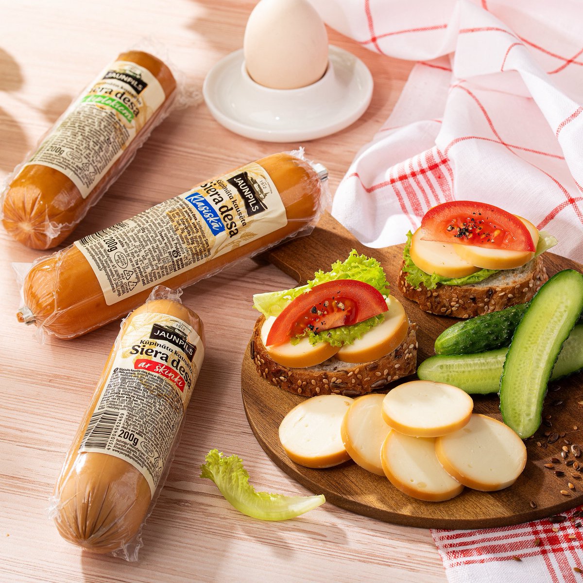 Viens no mūsu jaunākajiem produktiem - kūpināta kausēta siera desa. Piedāvājumā trīs garšas - klasiskā, ar ķiplokiem un ar šķiņķi.