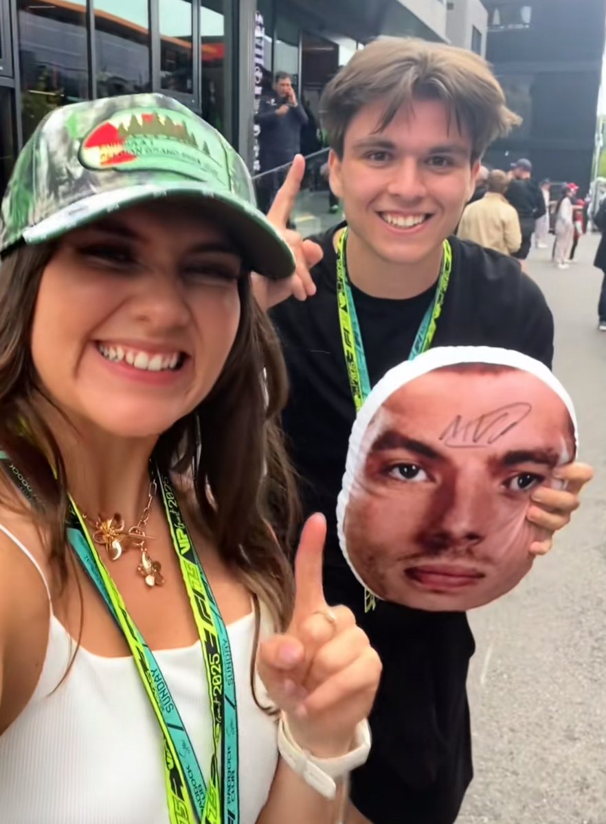 SCUDERIAFEMBOY's tweet image. max signed a pillow of himself 💀

[📸 abbeythatsall]