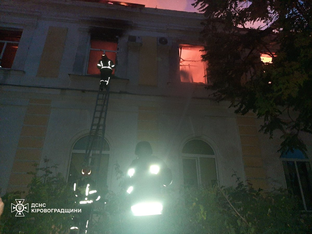 ZelenskyyUa's tweet image. Ukraine’s unmanned systems units, Army and Air Force aviation, anti-aircraft gunners, air defense forces, and mobile fire groups all worked tirelessly throughout the night.
In total, just in this one night alone, our sky defenders intercepted several hundred Russian attack…