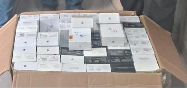 NewsMeter_In's tweet image. #Hyderabad---
@hydcitypolice bust Rs 3 Cr fake @Apple accessories racket
Commissioner's Task Force (Central Zone) raided a store near Hari Masjid, #Mirchowk, seizing 2,700+ fake Apple products – #AirPods, #Watches, #MagSafe, cables & more.
3 held for selling counterfeit items…