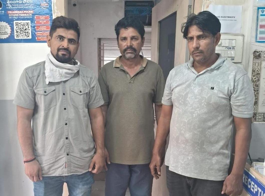 NewsMeter_In's tweet image. #Hyderabad---
@hydcitypolice bust Rs 3 Cr fake @Apple accessories racket
Commissioner's Task Force (Central Zone) raided a store near Hari Masjid, #Mirchowk, seizing 2,700+ fake Apple products – #AirPods, #Watches, #MagSafe, cables & more.
3 held for selling counterfeit items…