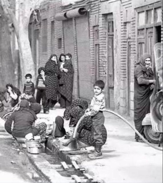 stys1380's tweet image. فکرشو بکن
داری کنارجوب آب ظرف میشوری و خبر نداری ۵۰ سال دیگه نوه هات با ماشین از اون جا رد میشن و میگن زمان شاه پیشرفته تر بودیم😂