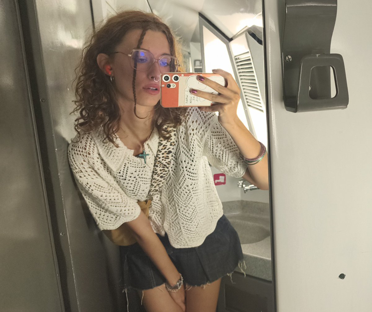 sashaprfriendly's tweet image. i HAVE to be the coolest bitch in this ouigo