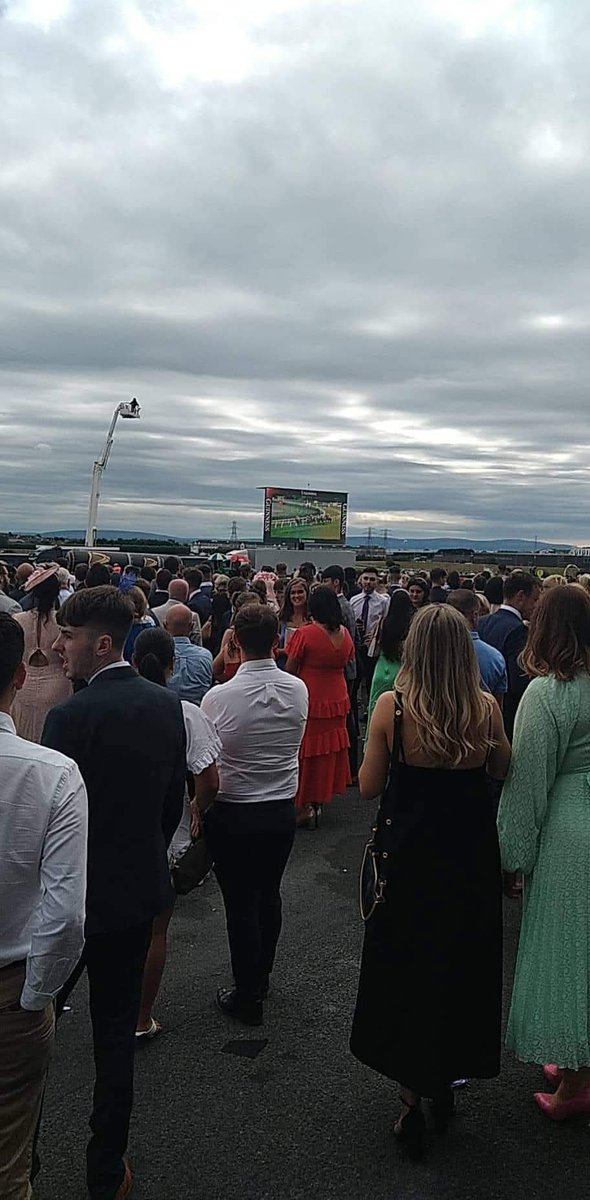 GALWAY DAY ONE 
Traditional opener 4Y0 Novice Hurdle - talking horse Davy Crockett in the colours 🟢🟡
Handicap Hurdle ex Alan King horse now with Willie rated 105 
Are you a layer or a player at 7/4 ? 
2YO Maiden 1/3 hotpot
Connacht Hotel H'cap
Intriguing Bumper 
#galwayraces