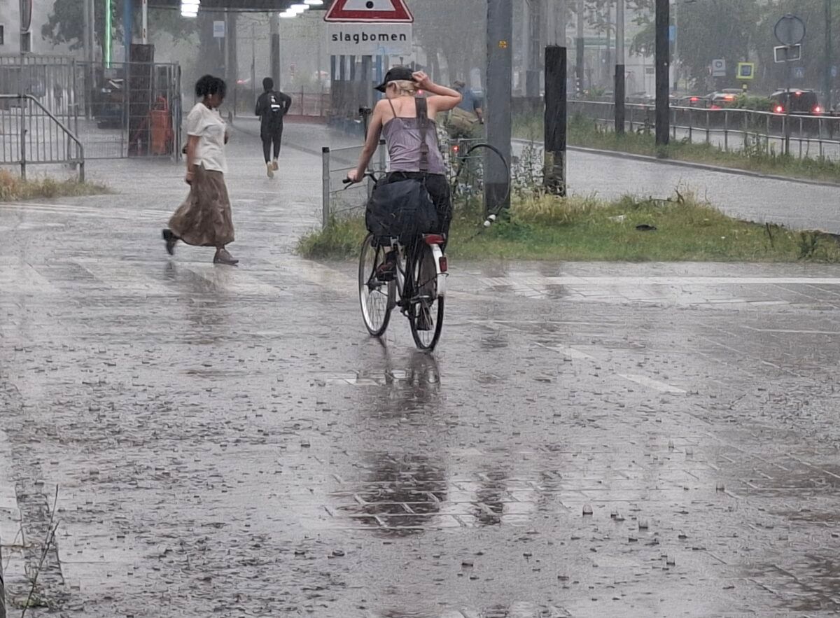 DutchNewsNL's tweet image. Umbrellas and sunscreen: changeable weather continues to August dutchnews.nl/?p=255035