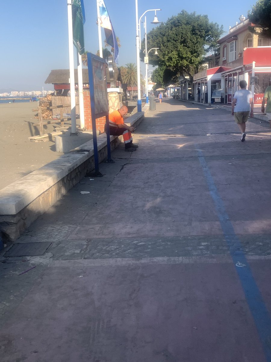 9,25 am lunes 28 de julio Y luego nos quejamos que <a href="/malaga/">Ciudad de Málaga</a> no está limpia <a href="/LimasamOficial/">Limpieza de Málaga</a> #PorrasYoNoMiento <a href="/BarriosMalaga/">Barrios Abandonados 👁️💚</a> <a href="/NachoRomera1/">Nacho Romera</a>