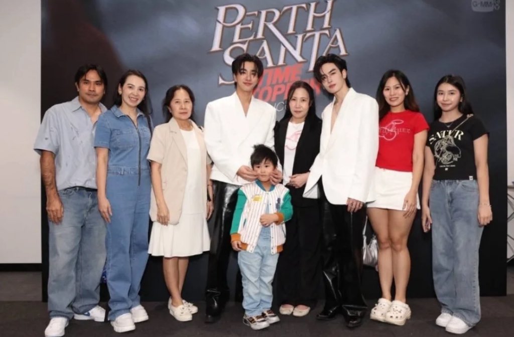 smile_ppe's tweet image. ครอบครัว🖤🤍 
#PerthSanta #เพิร์ธแซนต้า