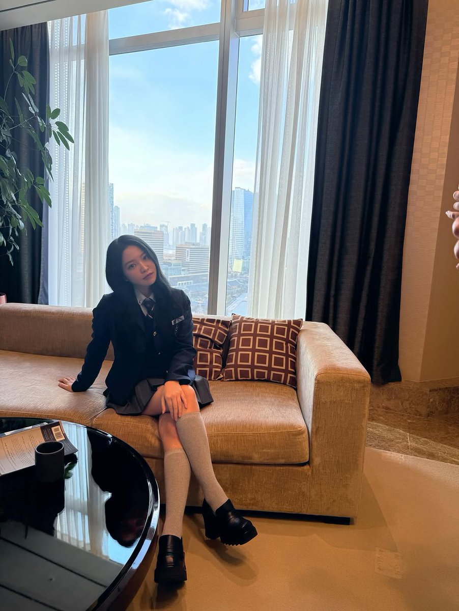 yerivese's tweet image. BAEK JENNA THE QUEEN OF THE SCHOOL 🥰