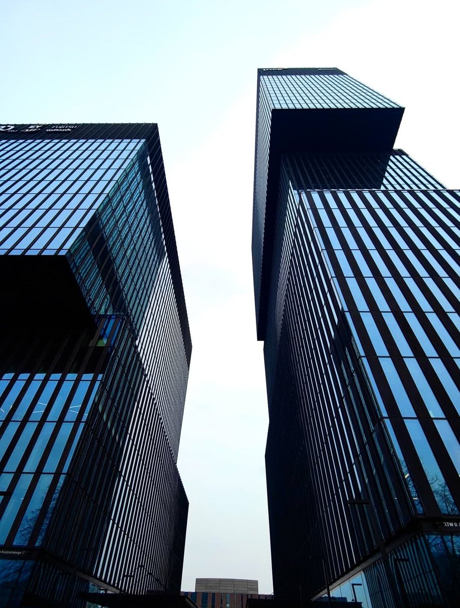 Les pavés droits équilibristes... Biurowce KTW, Katowice 🇵🇱
11 mars 2025
#mathsartist #mathpics #maths #geometrie #geometry #katowice #pologne #poland #pavedroit #cuboid #bleu #architecture #architecturephoto
🔶 RV sur Instagram:
📸🖍️MATHS_ARTIST✏️🎨instagram.com/maths_artist?u…