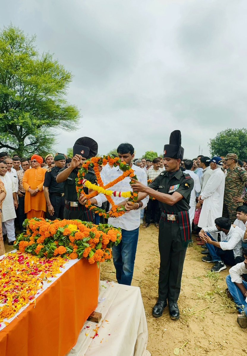 Omprakash_Naga's tweet image. आज धोद विधानसभा के नागवा गांव निवासी 4जाट रेजीमेंट में कार्यरत शहीद नरेंद्र कुमार भामू की अंतिम यात्रा में शामिल होकर श्रद्धांजलि अर्पित की!
जय हिन्द 🙏🏻
#OmprakashNaga #NSUI #sikar