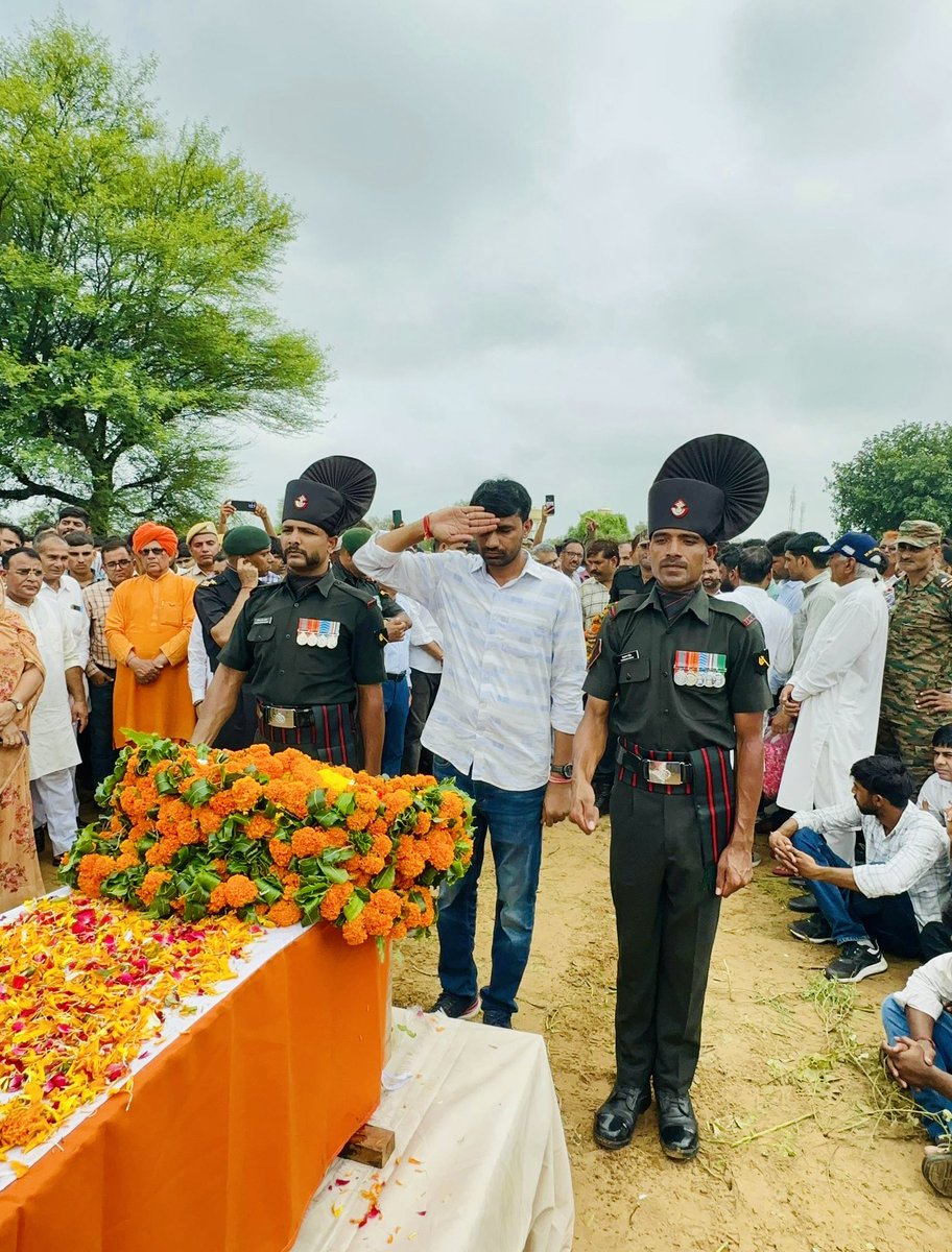 Omprakash_Naga's tweet image. आज धोद विधानसभा के नागवा गांव निवासी 4जाट रेजीमेंट में कार्यरत शहीद नरेंद्र कुमार भामू की अंतिम यात्रा में शामिल होकर श्रद्धांजलि अर्पित की!
जय हिन्द 🙏🏻
#OmprakashNaga #NSUI #sikar