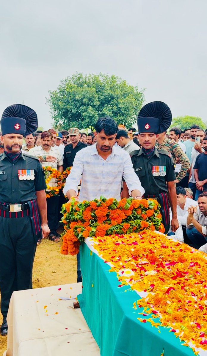 Omprakash_Naga's tweet image. आज धोद विधानसभा के नागवा गांव निवासी 4जाट रेजीमेंट में कार्यरत शहीद नरेंद्र कुमार भामू की अंतिम यात्रा में शामिल होकर श्रद्धांजलि अर्पित की!
जय हिन्द 🙏🏻
#OmprakashNaga #NSUI #sikar