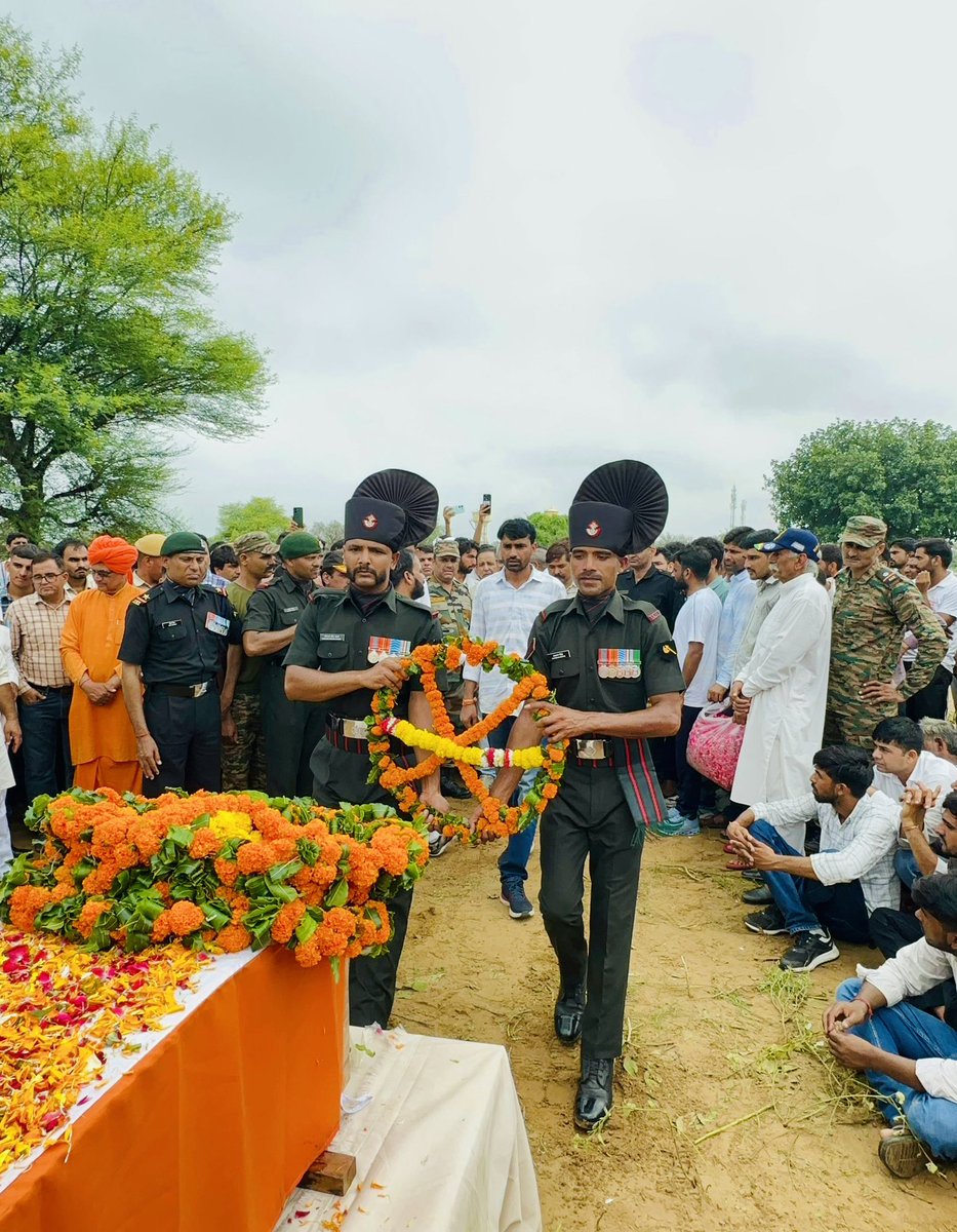 Omprakash_Naga's tweet image. आज धोद विधानसभा के नागवा गांव निवासी 4जाट रेजीमेंट में कार्यरत शहीद नरेंद्र कुमार भामू की अंतिम यात्रा में शामिल होकर श्रद्धांजलि अर्पित की!
जय हिन्द 🙏🏻
#OmprakashNaga #NSUI #sikar