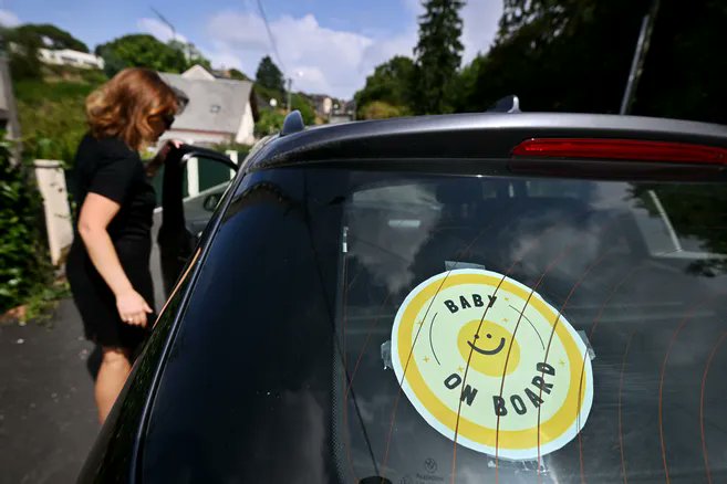 larep_fr's tweet image. "J'ai fait une marche arrière, je ne l'ai pas vue" : pourquoi des parents oublient leur enfant dans la voiture larep.fr/paris-75000/fa…