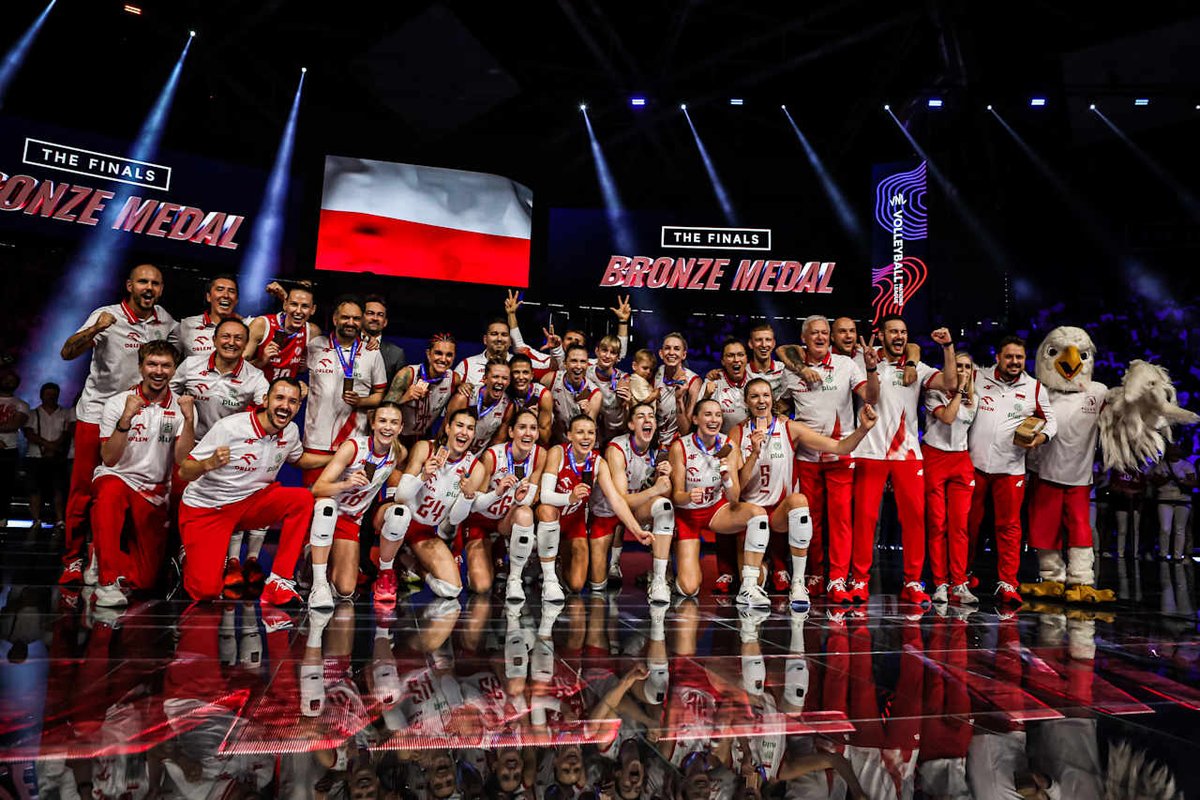 KSDevelopres's tweet image. Dzień dobry w ten piękny, siatkarski poniedziałek ☀️
MAMY TO! MEDAL #VNL2025 JEST NASZ! 🥉🇵🇱
Po takim meczu o brąz #VNL2025 trudno nie zacząć tygodnia z uśmiechem 😍🥉To była prawdziwa uczta dla fanów siatkówki🏐
Miłego poniedziałku!🤍❤️
📸 volleyballworld
#Polska #Volleyball