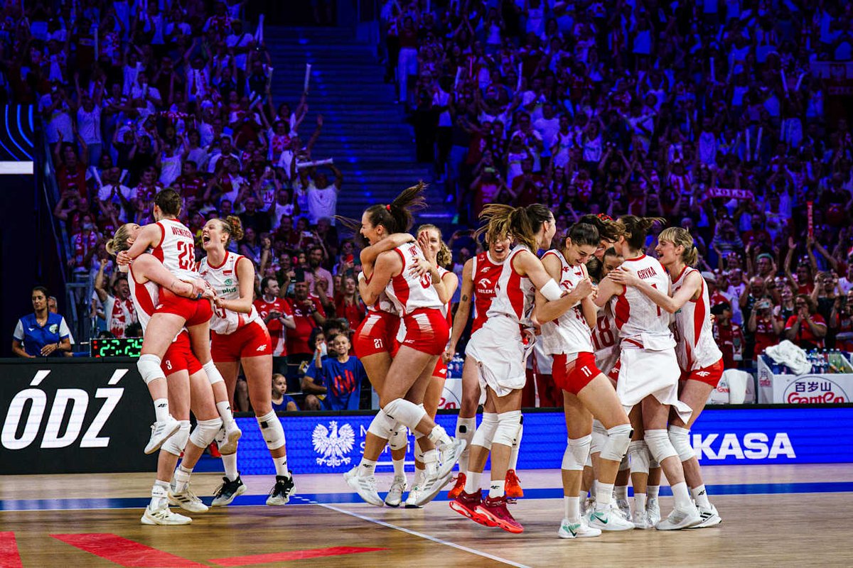 KSDevelopres's tweet image. Dzień dobry w ten piękny, siatkarski poniedziałek ☀️
MAMY TO! MEDAL #VNL2025 JEST NASZ! 🥉🇵🇱
Po takim meczu o brąz #VNL2025 trudno nie zacząć tygodnia z uśmiechem 😍🥉To była prawdziwa uczta dla fanów siatkówki🏐
Miłego poniedziałku!🤍❤️
📸 volleyballworld
#Polska #Volleyball