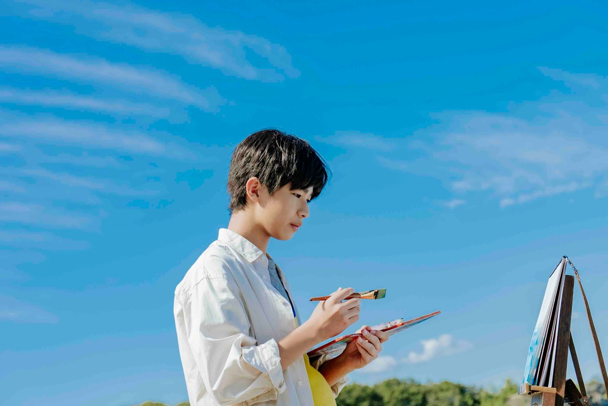 gekkanscenario's tweet image. 【「シナリオ」2025年9月号、掲載シナリオ紹介】

『海辺へ行く道』（8/29公開）
 脚本／横浜聡子

〈シナリオ創作ノート〉
横浜聡子――三好銀という作家にしか描けない、不安定な美しさがあった

優しさとユーモアに満ちた、アートフルコメディ。シナリオには、映画本編を観たくなる魅力が満載です！