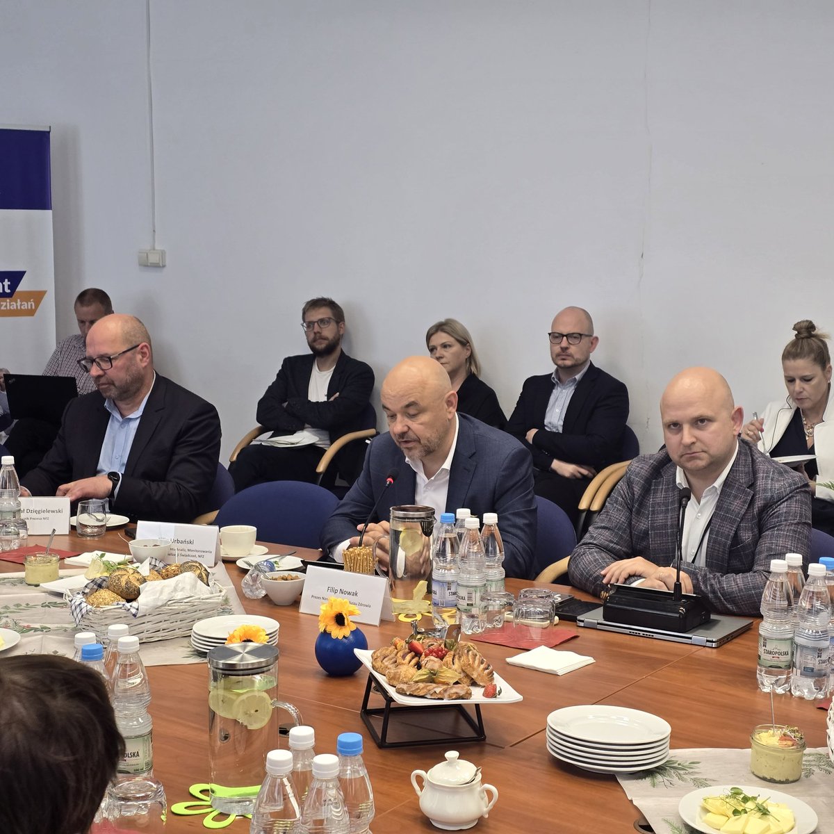 Podpisywanie aneksów idzie sprawnie. To korzystne umowy dla szpitali. Po ich podpisaniu już 5 VIII pieniądze znajdą się na koncie placówki- mówi Filip Nowak, prezes <a href="/NFZ_GOV_PL/">Narodowy Fundusz Zdrowia</a>. <a href="/SzpitaleP/">Szpitale Pomorskie</a> <a href="/zwiazekszpitali/">Związek Szpitali</a> <a href="/OZPSP1/">Ogólnopolski Związek Pracodawców Szpitali Powiat.</a> <a href="/JJFedorowski/">Jaroslaw J. Fedorowski</a> <a href="/DkorycinskaK/">Dorota Korycińska</a> <a href="/GrzegorzZiemni1/">Ziemniak</a>