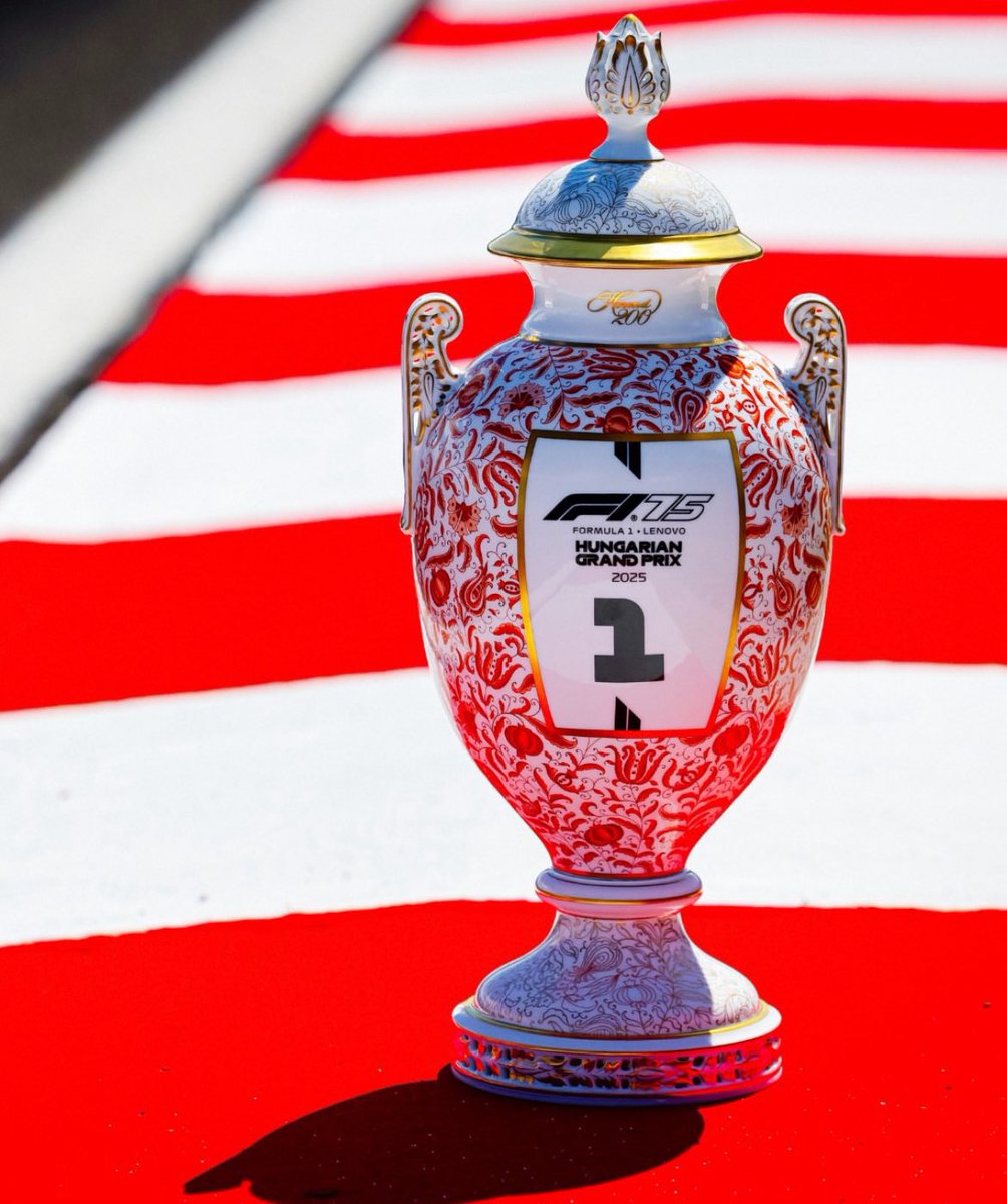 seb5piastri's tweet image. oooooo oscar you wanna win this beautiful trophy sooooo bad
