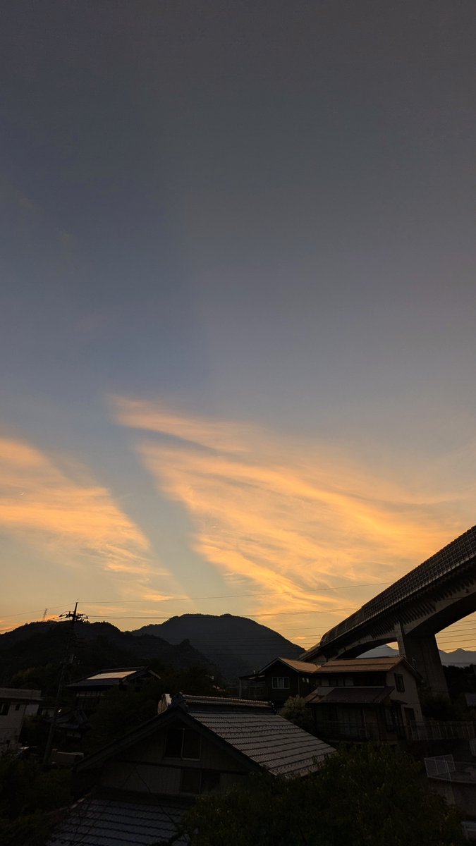 tohi104desu1's tweet image. 夕焼け雲…
切れてる